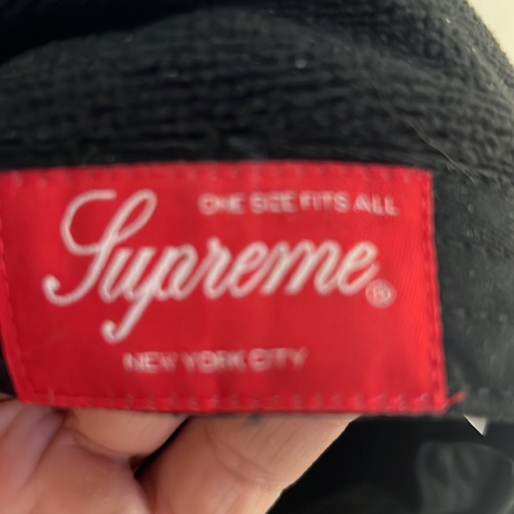 SUPREME - Picture 3 of 5